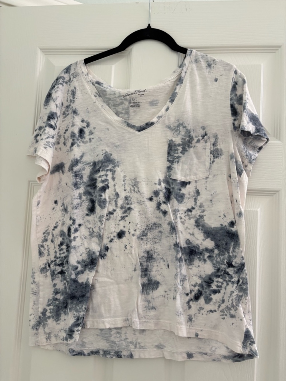 Universal Thread White and Navy Tie-Dye V-Neck Pocket Tee